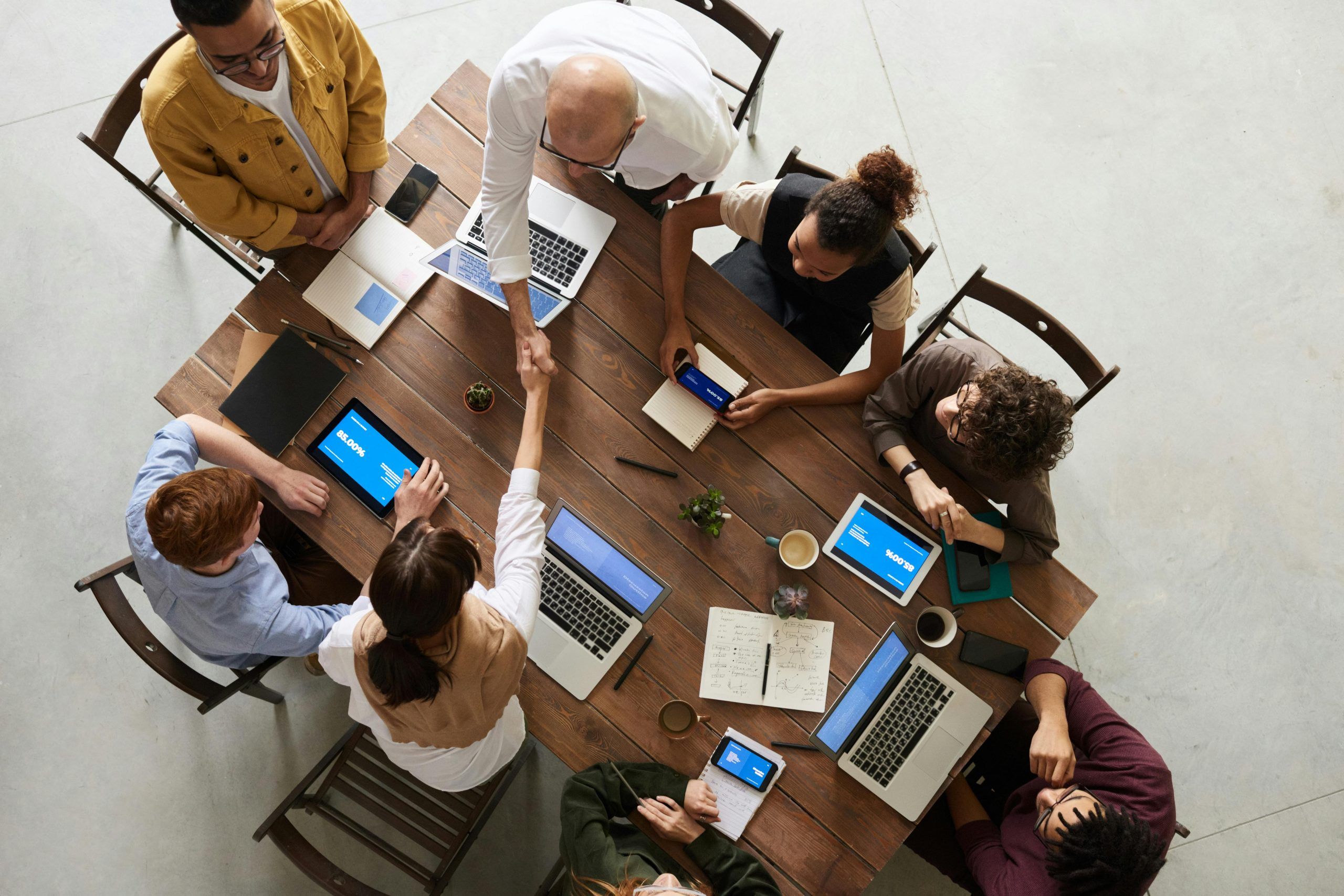 Equipo de profesionales trabajando en un proyecto